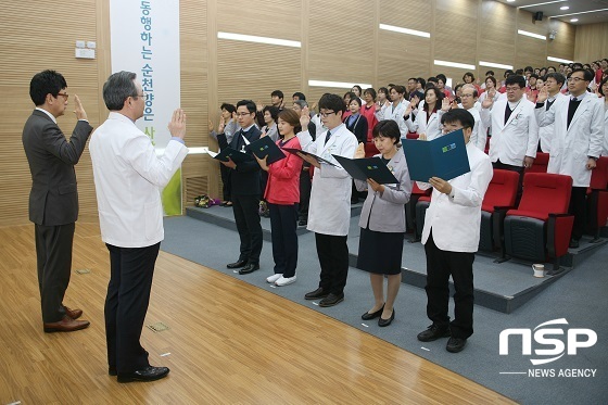 NSP통신-11일 오후 열린 순천향대천안병원 고객감동프로젝트 선포식에서 교직원 대표들이 서교일 순천향대 총장(왼쪽 첫 번째)과 이문수 병원장과 함께 고객감동실천 의지를 다지고 있다 (순천향대 천안병원)