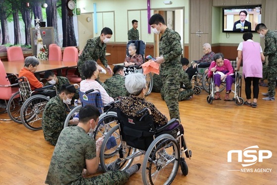 NSP통신-육군 제1179부대원들이 담양군 관내 노인복지시설에서 봉사활동을 펼치고 있다. (담양군)