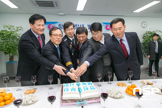 NSP통신-부산경찰청과 관계기관장들이 항만경찰대 발족식을 기념하는 케이크 컷팅을 하고있다. (부산지방경찰청 제공)