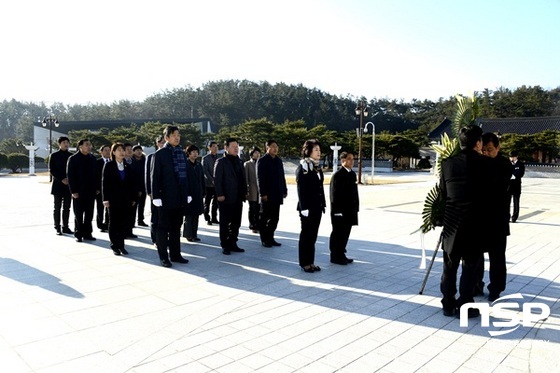 NSP통신-광주 광산구의회 의원들이 12일 국립 5·18 민주묘지를 참배하고 있다. (광주 광산구의회)