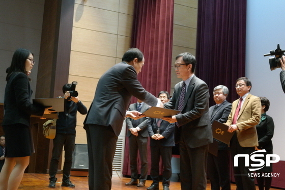 NSP통신-여수화양고등학교가 2015년도 전국 역량강화 프로그램 운영 최우수학교에 선정돼 최홍섭 교장선생님이 수상하고 있다. (여수화양고등학교)