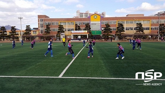 NSP통신-장흥군을 찾은 외지 축구단이 훈련에 열중하고 있다. (장흥군)