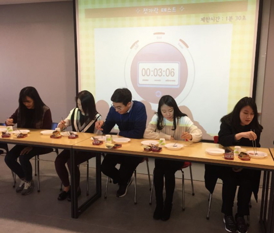 NSP통신-샘표 신입사원들이 지난 18일 서울 충무로 샘표 본사에서 젓가락 교육을 받고 있다. (샘표식품 제공)