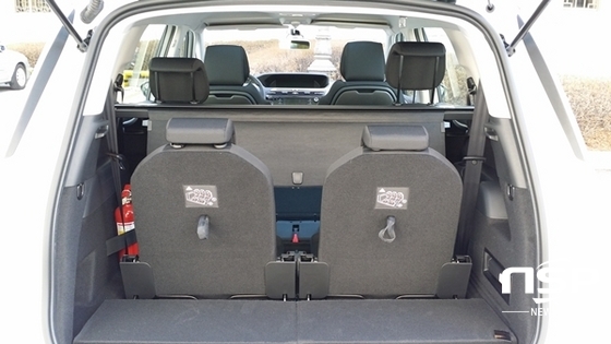 NSP통신-3열 좌석을 접을 경우와 접지 않을때의 시트로엥 그랜드 C4 피카소 1.6 디젤의 트렁크 공간 (강은태 기자)
