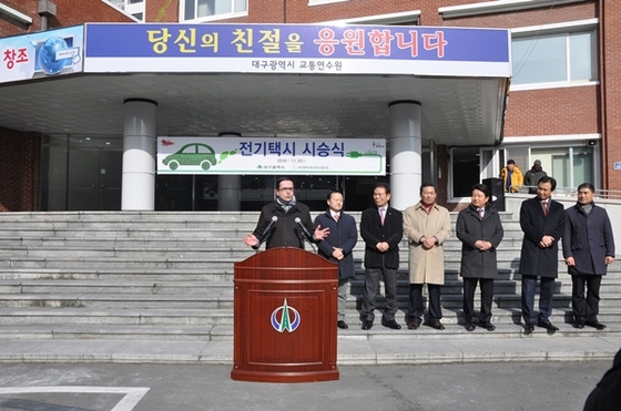 NSP통신-대구시 교통연수원에서 실시한 전기택시 시승회에 참석한 프랑수아 프로보 르노삼성자동차 대표이사가 격려사를 하고 있다.