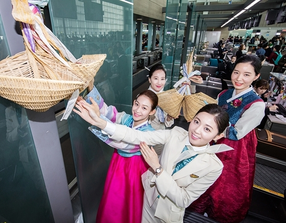 NSP통신-인천공항 탑승수속 카운터에서 대한항공 객실승무원들과 인천여객서비스지점 직원들이 복조리를 걸고 있는 모습