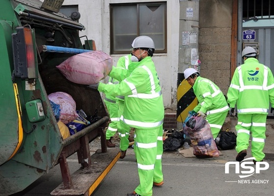 NSP통신-장흥군이 쓰레기를 수거하고 있다. (장흥군)