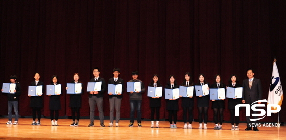 NSP통신-여수시는 2015년 분야별 최우수 학생으로 선정된 고등학생들에게 격려금을 지급했다. (여수시)