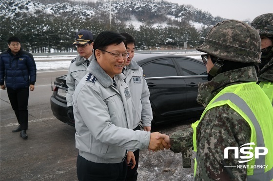 [NSP PHOTO]김동봉 군산경찰서장, 구제역 통제초소 근무자 격려
