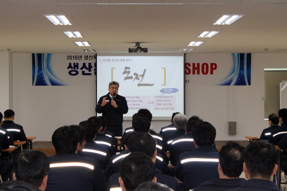 NSP통신-쌍용차 생산본부 송승기 전무가 임직원들에게 생산본부 현황에 대해 설명하고 있다.