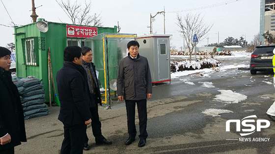 NSP통신-22일 강태호 전북농협 본부장(오른쪽)이 김제지역 구제역 방역초소를 방문했다