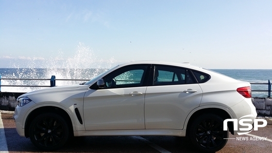 NSP통신-강원도 동해시 묵호항 인근 해변도로 위의 BMW 뉴 X6 M50d (강은태 기자)