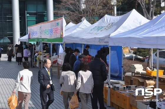 NSP통신-농협 광주지역본부가 지난 해 명절을 맞아 광주지검에서 가진 직거래장터. (농협 광주본부)