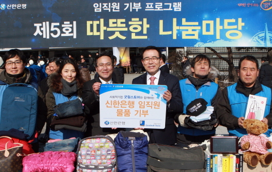 NSP통신-23일 신한은행 조용병 은행장(왼쪽에서 네번째)과 수원 굿윌스토어 김영식 원장(왼쪽에서 세번째)이 관계자들과 기념촬영하는 모습.(사진제공=신한은행)