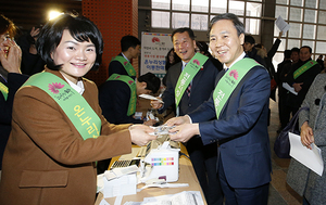 [NSP PHOTO]전주시, 설 맞이 온누리상품권 이동판매 행사 개최