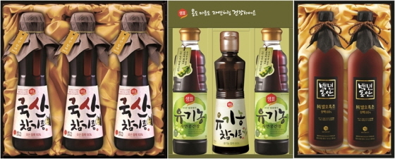 NSP통신-샘표 설 명절 선물세트(왼쪽부터 샘표 국산 참기름 세트 1호·샘표 자연담은 2호·백년동안 순발효흑초 원액세트 1호) (샘표 제공)
