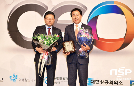 NSP통신-2016년 한국의 영향력있는 CEO에서 고객만족경영부문상을 수상한 백선기 해운대구청장(우).