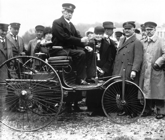 NSP통신-1886년 칼 벤츠(Carl Benz)가 자신이 개발한 가스-동력 차량을 타보고 있다.
