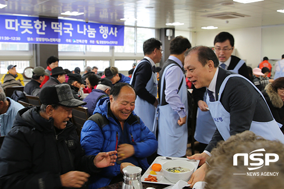 NSP통신-29일 임용택 전북은행장(오른쪽)이 전주 평화동 꽃밭정이노인복지관에서 떡국 배식봉사를 하고 있다