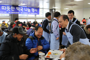 [NSP PHOTO]전북은행, 평화동 노인복지관서 떡국 나눔 봉사