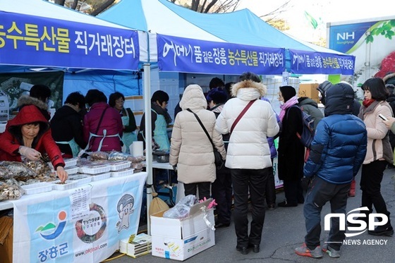 NSP통신-장흥군이 지난 해 대도시에서 개최한 설 맞이 농수축산물 직거래장터. (장흥군)