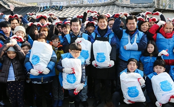 NSP통신-사진은 이날 행사에 참석한 한국지엠 제임스 김 (James Kim) 사장(가운데 왼쪽) 과 전국금속노동조합 한국지엠지부 고남권 지부장(가운데 오른쪽)이 이날 함께 봉사활동을 한 봉사자들과 다함께 웃고있는 모습.