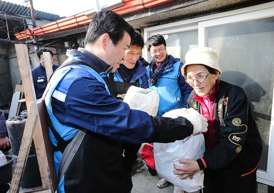 NSP통신-한국지엠 제임스 김 사장이 이웃에게 풍성한 설 명절을 보낼 수 있도록 선물꾸러미 셋트를 전달하고 있는 모습.