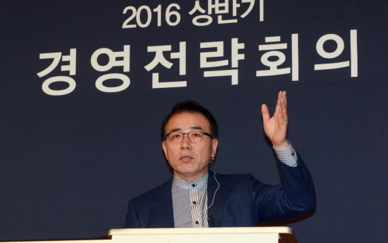 NSP통신-1일 경기도 용인시 기흥구 소재 신한은행 연수원에서 열린 2016년 상반기 경영전략회의에서 조용병 은행장이 발언을 하고 있는 모습.(사진제공=신한은행)