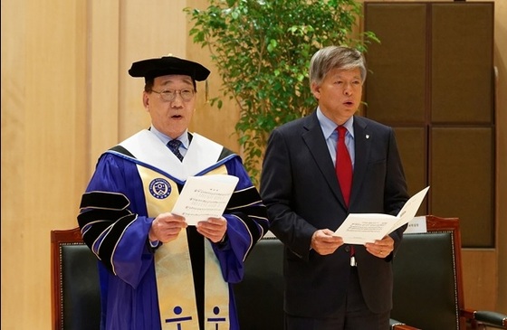 NSP통신-김용학 총장(사진 왼쪽)이 염재호 고려대 총장(오른쪽)과 함께 찬송을 부르고 있다.