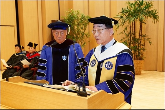 NSP통신-김용학 총장이 선서와 서명을 하고 있다.