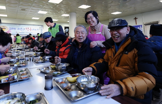 NSP통신-2일 한국야쿠르트 사내봉사단 사랑의 손길펴기회와 야쿠르트 아줌마가 명절을 앞두고 천안 노인종합복지관을 찾은 어르신들께 떡국을 끓여 대접하고 있다. (한국야쿠르트 제공)
