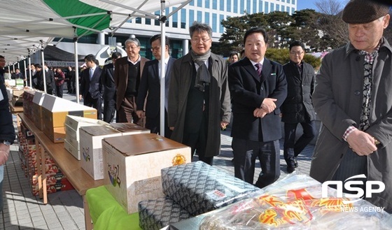 NSP통신-농협광주지역본부가 2일 광주지검 앞에 개설한 농축산물 직거래장터. (농협광주지역본부)
