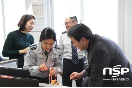 NSP통신-곡성경찰이 생일을 맞은 동료 직원에게 축하 케익을 전달하고 있다. (곡성경찰서)