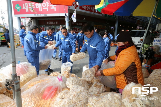 NSP통신-포항제철소 직원들이 2월 4일 큰동해시장을 찾아 장보기 행사를 가졌다. (포항제철소)