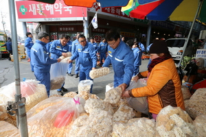 [NSP PHOTO]포스코 포항제철소, 설맞이 전통시장 장보기로 지역경제 기여