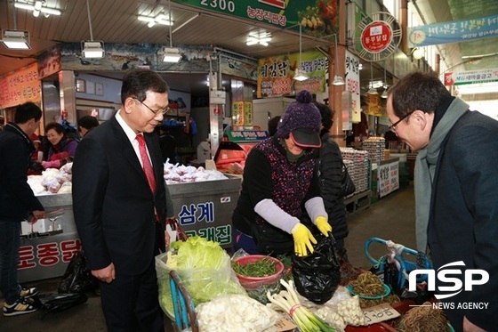 NSP통신-장만채 전남교육감 일행이 5일 목포 동부시장을 찾아 설 명절 장보기 행사를 갖고 있다. (전남교육청)