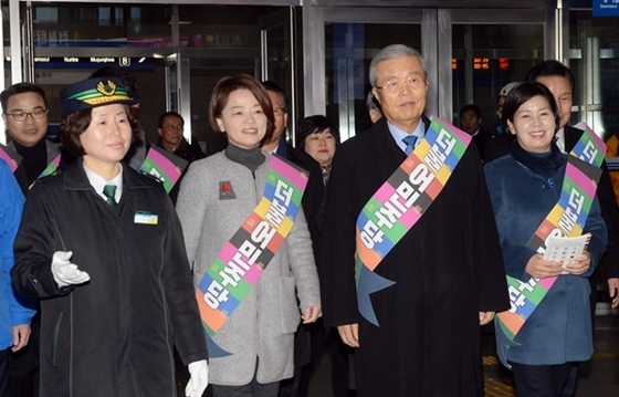 NSP통신-귀성객들에게 인사차 용산역을 찾은 김종인 비대위원장을 비롯한 더불어 민주당 지도부를 성장현 용산구청장(우측)이 안내 하고 있다.