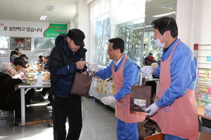 [NSP PHOTO]포스코 포항제철소 임직원, 무료급식소 찾아 배식봉사 참여