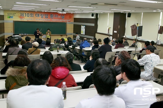 NSP통신-순천향대천안병원 대장암센터는 매년 2월이면 대장암수술환자들의 빠른 쾌유를 돕기 위해 다채로운 오감만족 건강강좌를 연다. 지난 2015년 2월 열린 강좌에서 환자 위문공연이 펼쳐지고 있다. (순천향대 천안병원)