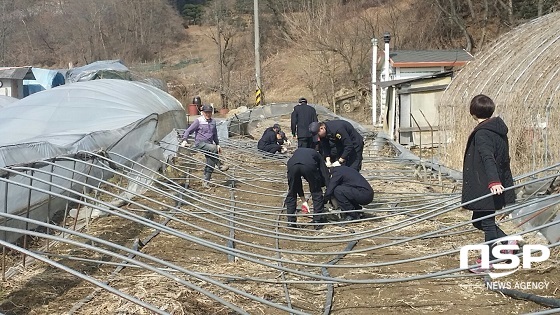 [NSP PHOTO]군산경찰서, 폭설 피해농가 재해복구 지원