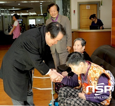 NSP통신-최형식 담양군수가 최근 관내 어려운 이웃을 찾아 위문품을 전달·격려하고 있다. (담양군)