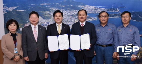 NSP통신-주철현 여수시장과 재원산업 심장섭 대표가 투자협약을 체결하고 있다. (여수시)