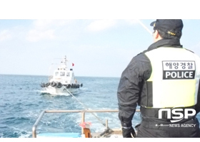 NSP통신-동해해경이 기관고장으로 표류하던 C호를 예인하고 있다. (동해해양경비안전서)