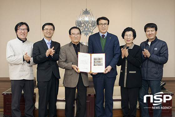 NSP통신-18일 전북대 박물관에 고서 등을 기증한 김용태옹(왼쪽 세번째)과 이남호 총장(왼쪽 네번째) 등이 기념촬영을 하고 있다