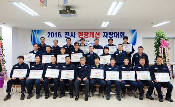 NSP통신-쌍용차 생산본부장 송승기 상무(첫째줄 왼쪽 다섯 번째)와 현장개선 자랑대회 수상 분임조원가 기념촬영을 하고 있다.