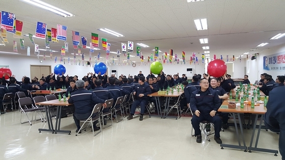 NSP통신-자랑대회에 참석한 생산본부 임직원들이 게임을 하며 즐거운 한 때를 보내고 있다.