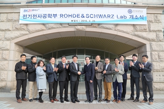 NSP통신-왼쪽부터 연세대 전기전자공학부 육종관 교수, 윤일구 교수, 김란숙 교수, 김경호 교수, 로데슈바르즈 최종호 전무, 김용득 대표이사, 연세대 전기전자공학부 이충용 학부장, 윤영중 교수, 손광훈 교수, 김태욱 교수, 채영철 교수, 로데슈바르즈 심효준 대리, 조현호 차장