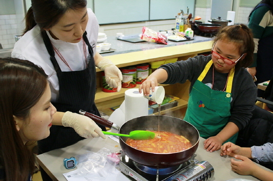 NSP통신-CJ프레시웨이 송윤선 셰프(중앙 흰 옷)와 임직원 및 아동들이 쿠킹클래스에서 음식을 만들고 있다. (CJ프레시웨이 제공)