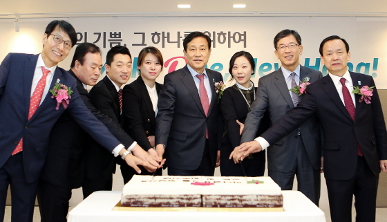 NSP통신-하나금융그룹은 26일 서울 강남구 역삼동 소재 하나금융그룹 강남사옥에서 하나금융그룹 임직원들이 함께한 가운데 하나캐피탈, 하나저축은행, 하나자산신탁 등 3개사의 입주 기념식을 가졌다. (왼쪽부터) 이창희 하나자산신탁 사장, 차문현 하나자산운용 사장, (정중앙) 김정태 하나금융그룹 회장, (오른쪽부터) 정수진 하나저축은행 대표, 추진호 하나캐피탈 사장. (사진제공=하나금융)