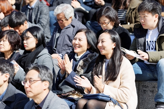 NSP통신-연세대학교 입학식에 참석한 신입생 가족들이 입학식을 지켜보고 있다.